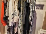beaucoup de vêtements suspendus à un portant dans un placard