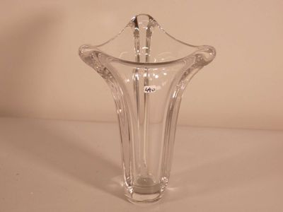 un vase en verre posé sur une table