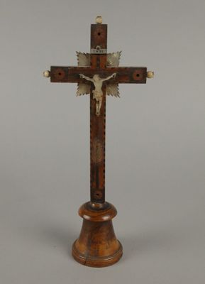 crucifix en bois orné d'un oiseau et surmonté d'une croix