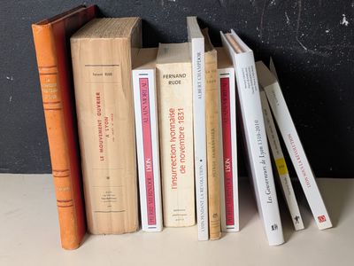 de nombreux livres qui sont rangés les uns à côté des autres sur une étagère