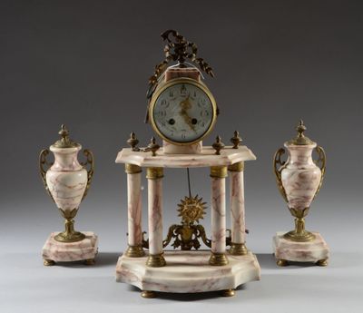 une horloge posée sur une table, à côté de deux vases