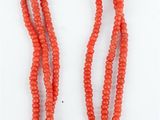 un collier de perles orange muni d'un fermoir en argent
