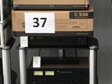 des boîtes empilées les unes sur les autres sur une étagère dans une pièce