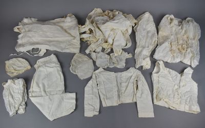 Lot de VÊTEMENTS d'ENFANTS, environ 20 pièces comprenant bas…