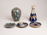 plusieurs pièces de poterie posées sur une table les unes à côté des autres