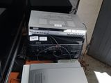 tout un tas d'appareils électroniques posés sur une table