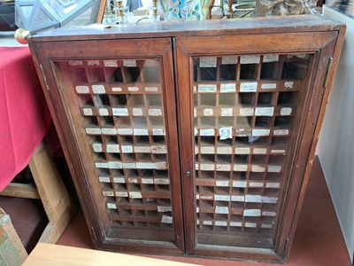 Meuble de gantier en acajou. 84 x 76 x 18 cm.