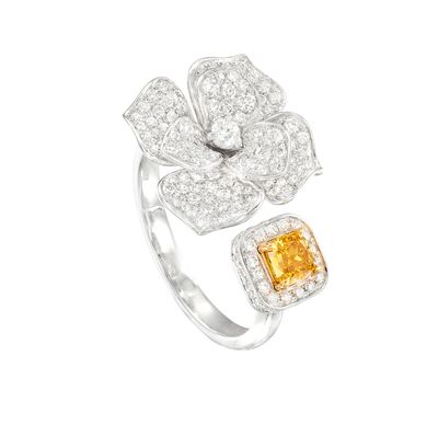 une bague en diamants jaunes et blancs ornée d'un motif floral