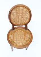 Petite chaise à dossier médaillon en bois mouluré et sculpté… (photo 4)