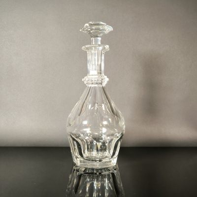 une bouteille en verre transparent posée sur une table noire