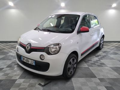 la photo d'une petite voiture blanche garée dans un garage