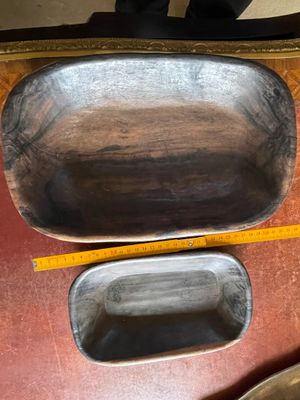 deux bols en métal posés sur une table en bois