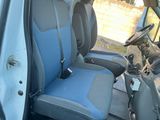 un siège bleu à l'arrière d'une camionnette