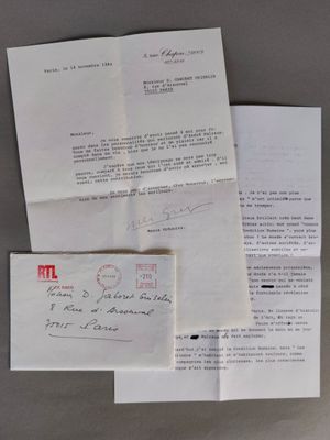 Plusieurs lettres et enveloppes sont posées sur une table