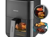 un gros plan d'une friteuse à air chaud contenant des aliments