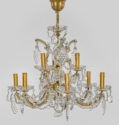 une image d'un lustre en verre et en laiton