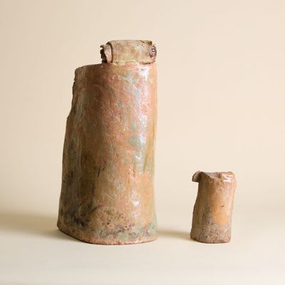 un petit vase et un vase encore plus petit posés sur une table