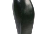 un vase noir posé sur un socle, sur fond blanc