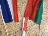 deux drapeaux posés par terre l'un à côté de l'autre