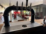 une photo d'un robinet à bière dans un restaurant
