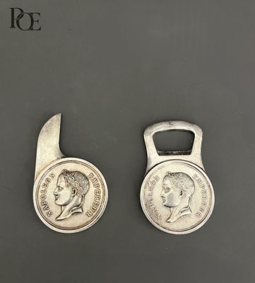 deux décapsuleurs en forme de pièces d'argent, sur lesquels figurent l'image d'un homme et d'une femme