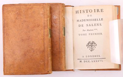 un vieux livre ouvert sur une surface blanche