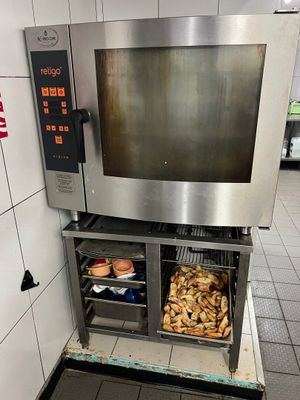 une photo d'un four professionnel contenant des aliments