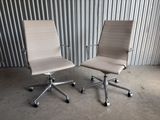deux chaises de bureau placées côte à côte devant un mur en tôle ondulée