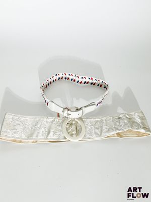 bracelet en argent orné de perles rouges, blanches et bleues sur fond blanc