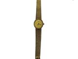 gros plan d'une montre-bracelet sur fond blanc
