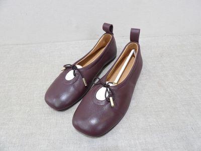 une paire de chaussures pour femme ornée d'un nœud sur le côté