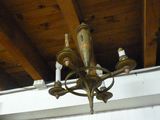 un lustre suspendu au plafond d'une maison