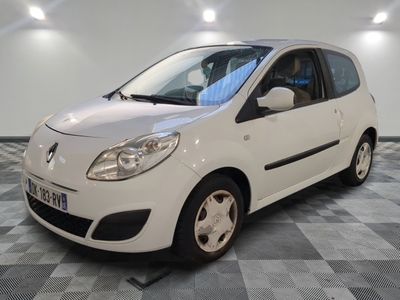 la photo d'une petite voiture blanche garée dans un garage