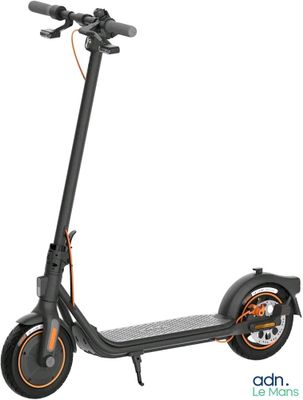 gros plan d'un scooter sur fond blanc