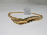 Gros plan sur un bracelet en or orné de diamants