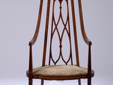 une image représentant une chaise en bois avec une assise beige posée sur une surface blanche