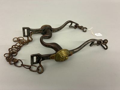 un gros plan d'une chaîne munie d'un cadenas
