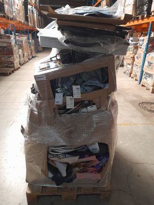 une pile de boîtes sur une palette dans un entrepôt