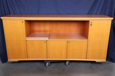 une photo d'un meuble TV en bois dans une pièce