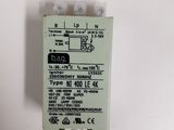 un gros plan d'un petit appareil électronique posé sur une surface blanche