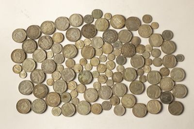 un tas de pièces de monnaie posées sur une table, sur fond blanc