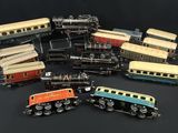 un grand nombre de trains miniatures posés sur une table
