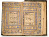 un livre ouvert sur lequel figurent des caractères arabes