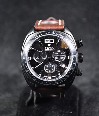 gros plan d'une montre sur une surface noire