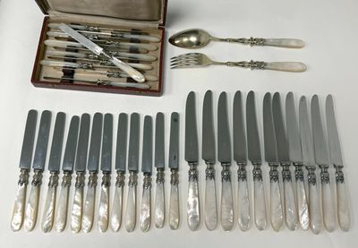 COUTELLERIE de nacre, comprenant onze COUTEAUX, douze COUTEA…