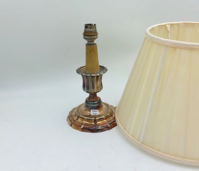 une lampe posée à côté d'un abat-jour sur une table