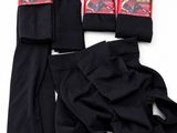 un lot composé de trois paires de chaussettes noires et d'un pantalon noir
