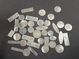 une pile de pièces d'argent sur une surface noire