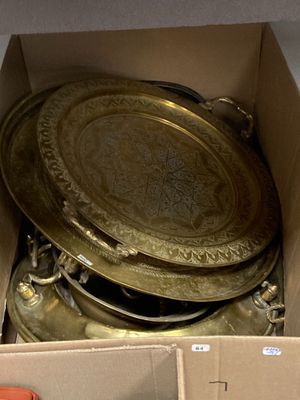 une boîte en carton contenant un plateau en métal
