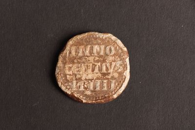 une vieille pièce de monnaie posée sur une surface noire